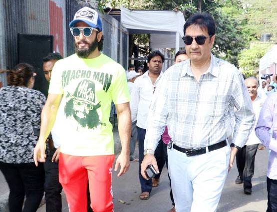 BMC चुनाव: पापा के साथ वोट देने पहुंचे रणवीर सिंह