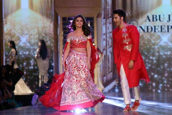 'दुल्हनिया' आलिया के साथ वरुण ने लिया अमिताभ का आशीर्वाद