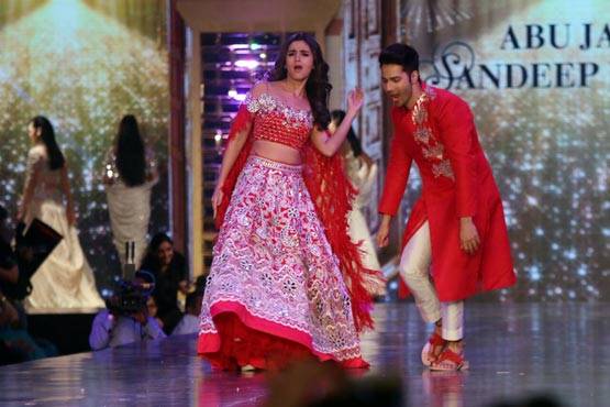 'दुल्हनिया' आलिया के साथ वरुण ने लिया अमिताभ का आशीर्वाद