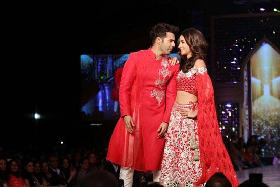 'दुल्हनिया' आलिया के साथ वरुण ने लिया अमिताभ का आशीर्वाद