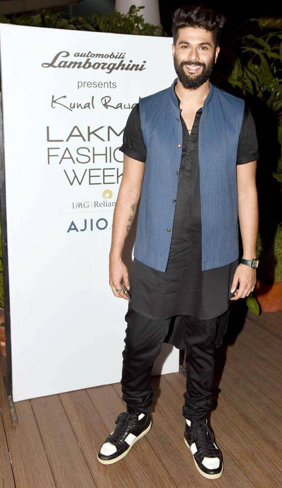 लैक्मे फैशन वीक में दिखा वरुण और अर्जुन का दोस्ताना, देखें तस्वीरें...