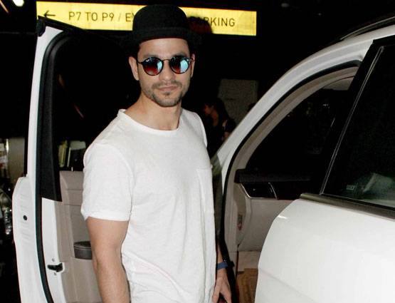 टी-शर्ट और शॉर्ट्स में कहां चले तैमूर के पापा सैफ!