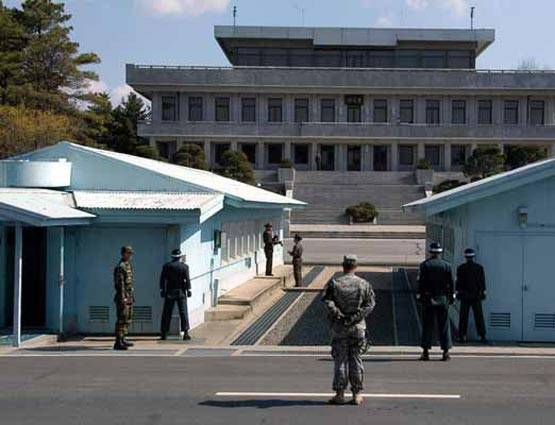 अनोखे बॉर्डर्स की फोटोज: घर के भीतर से गुजरती है अंतरराष्ट्रीय सीमा रेखा