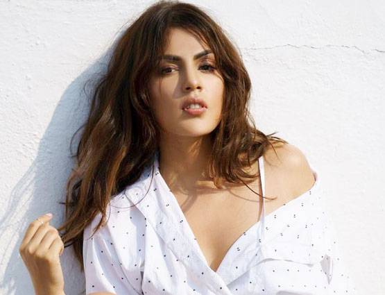 रिया चक्रवर्ती की ये तस्वीरें खूब हो रहीं हैं वायरल