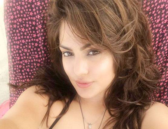 रिया चक्रवर्ती की ये तस्वीरें खूब हो रहीं हैं वायरल