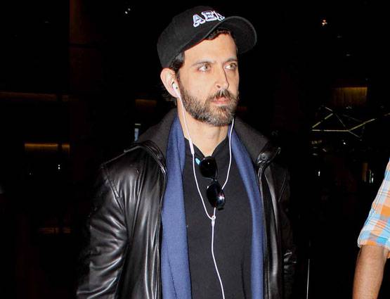 टी-शर्ट और शॉर्ट्स में कहां चले तैमूर के पापा सैफ!