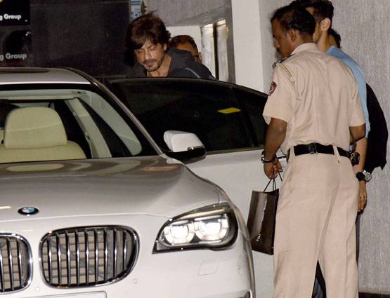 टी-शर्ट और शॉर्ट्स में कहां चले तैमूर के पापा सैफ!