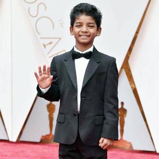 Oscars 2017: मम्मी के साथ नजर आए 'लाॅयन' देव पटेल