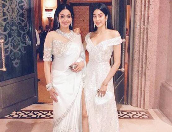 इस उम्र में भी बेटी को टक्कर दे रही हैं श्रीदेवी, देखें तस्वीरें