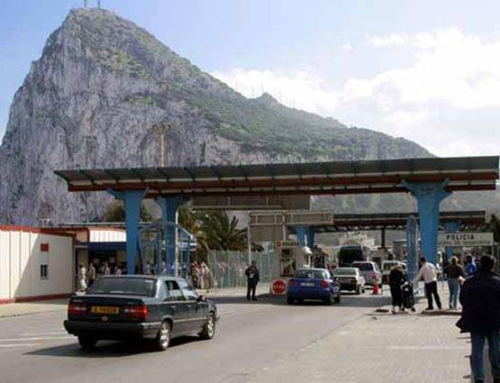 अनोखे बॉर्डर्स की फोटोज: घर के भीतर से गुजरती है अंतरराष्ट्रीय सीमा रेखा