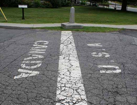 अनोखे बॉर्डर्स की फोटोज: घर के भीतर से गुजरती है अंतरराष्ट्रीय सीमा रेखा