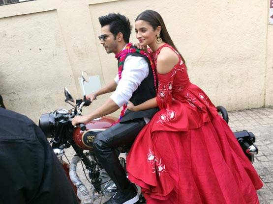 ट्रेलर लॉन्च करने बुलेट पर आई 'बद्रीनाथ की दुल्हनिया'