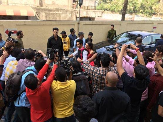 ट्रेलर लॉन्च करने बुलेट पर आई 'बद्रीनाथ की दुल्हनिया'