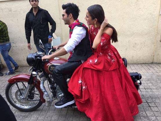 ट्रेलर लॉन्च करने बुलेट पर आई 'बद्रीनाथ की दुल्हनिया'