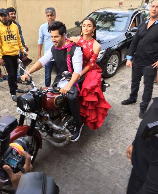 ट्रेलर लॉन्च करने बुलेट पर आई 'बद्रीनाथ की दुल्हनिया'