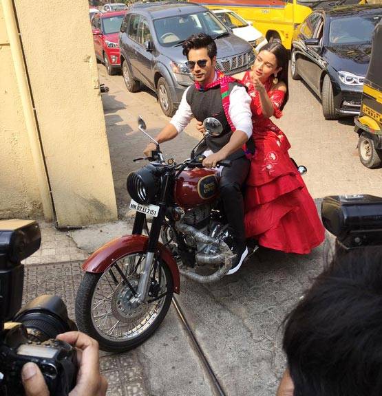 ट्रेलर लॉन्च करने बुलेट पर आई 'बद्रीनाथ की दुल्हनिया'