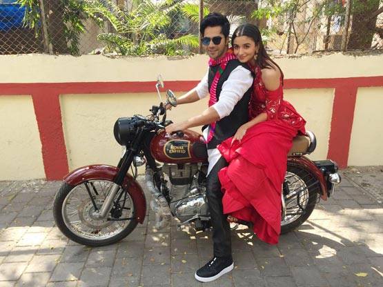 ट्रेलर लॉन्च करने बुलेट पर आई 'बद्रीनाथ की दुल्हनिया'