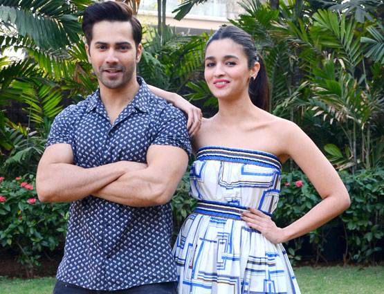 टी-शर्ट और शॉर्ट्स में कहां चले तैमूर के पापा सैफ!