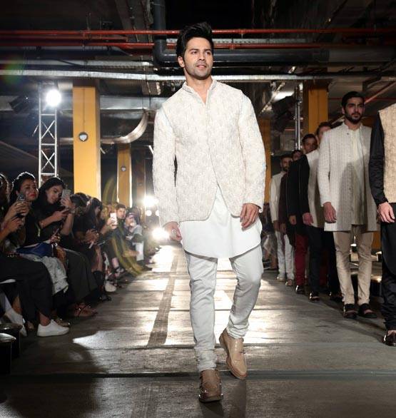लैक्मे फैशन वीक में दिखा वरुण और अर्जुन का दोस्ताना, देखें तस्वीरें...