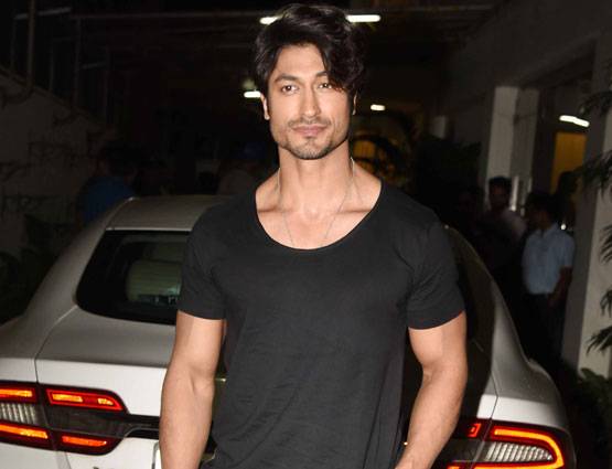 टी-शर्ट और शॉर्ट्स में कहां चले तैमूर के पापा सैफ!