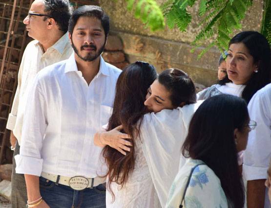 सुनील शेट्टी के पिता की अंत्येष्ट‍ि पर पहुंचे शाहरुख-अमिताभ