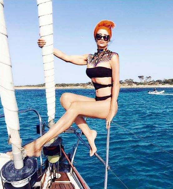 दुनिया की सबसे ग्‍लैमरस दादी, गजब हैं इनकी शोख-अदा...