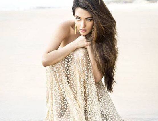 PHOTOS में देखें रिया सेन की ग्लैमरस जिंदगी