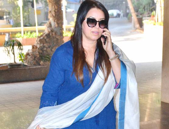 सुनील शेट्टी के पिता की अंत्येष्ट‍ि पर पहुंचे शाहरुख-अमिताभ