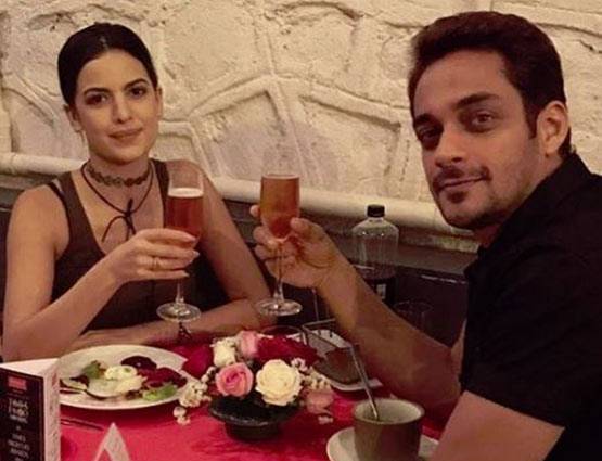 PHOTOS: चश्मा उतार बिकिनी में दिखीं 'डीजे वाले बाबू' गर्ल