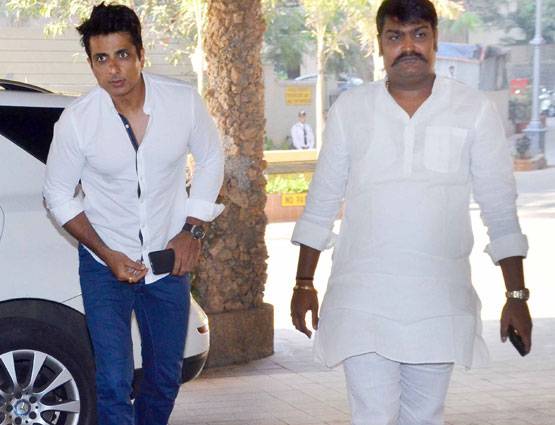 सुनील शेट्टी के पिता की अंत्येष्ट‍ि पर पहुंचे शाहरुख-अमिताभ