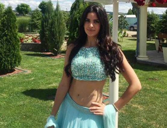 PHOTOS: चश्मा उतार बिकिनी में दिखीं 'डीजे वाले बाबू' गर्ल