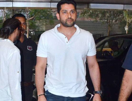 सुनील शेट्टी के पिता की अंत्येष्ट‍ि पर पहुंचे शाहरुख-अमिताभ