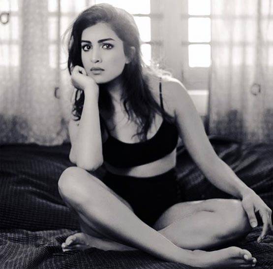 'बेशरम' शारदा अब बेगम जान, PHOTOS में देखें बिकिनी शूट