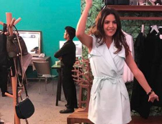 PHOTOS: चश्मा उतार बिकिनी में दिखीं 'डीजे वाले बाबू' गर्ल