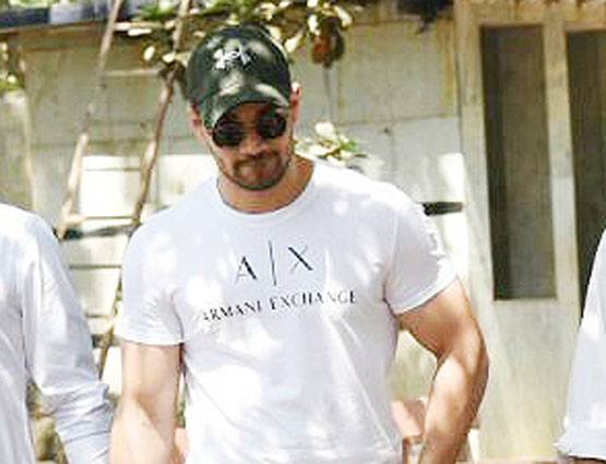 सुनील शेट्टी के पिता की अंत्येष्ट‍ि पर पहुंचे शाहरुख-अमिताभ