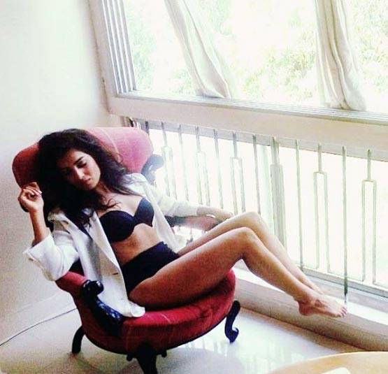 'बेशरम' शारदा अब बेगम जान, PHOTOS में देखें बिकिनी शूट