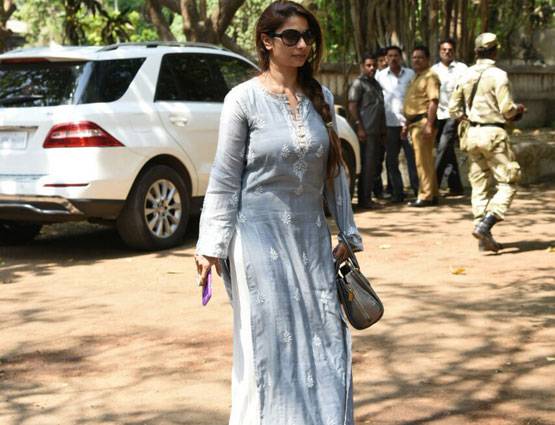 सुनील शेट्टी के पिता की अंत्येष्ट‍ि पर पहुंचे शाहरुख-अमिताभ