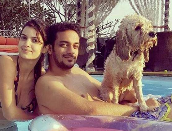 PHOTOS: चश्मा उतार बिकिनी में दिखीं 'डीजे वाले बाबू' गर्ल