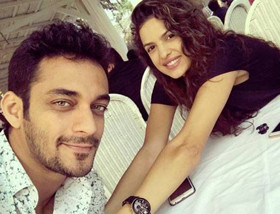 PHOTOS: चश्मा उतार बिकिनी में दिखीं 'डीजे वाले बाबू' गर्ल