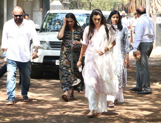 सुनील शेट्टी के पिता की अंत्येष्ट‍ि पर पहुंचे शाहरुख-अमिताभ