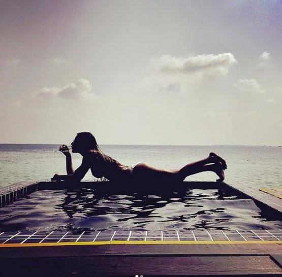 मालदीव में दिखा 'जमाई राजा' की इस एक्ट्रेस का बोल्ड लुक...