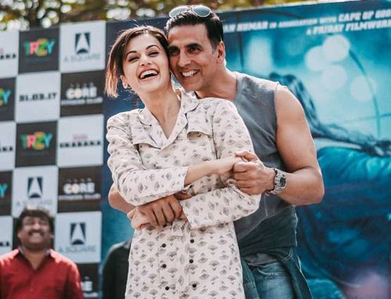 PHOTOS में देखें अक्षय कुमार को गले लगाकर कैसे रोई उनकी फैन