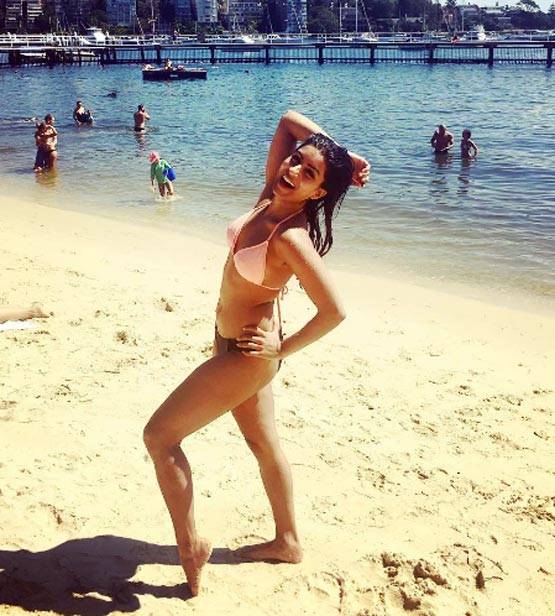 'बेशरम' शारदा अब बेगम जान, PHOTOS में देखें बिकिनी शूट