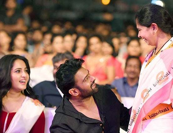 PHOTOS: Ex गर्लफ्रेंड के साथ ये क्या कर रहे थे प्रभास