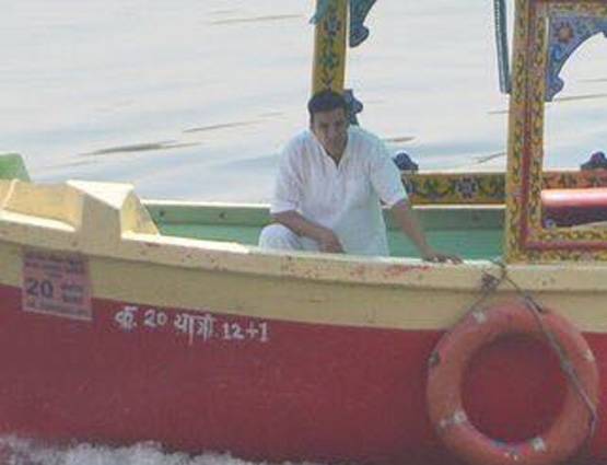PHOTOS: नाव की सवारी क्यों कर रहे हैं अक्षय कुमार?