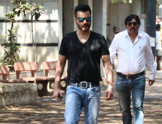 सुनील शेट्टी के पिता की अंत्येष्ट‍ि पर पहुंचे शाहरुख-अमिताभ