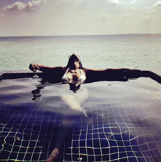 मालदीव में दिखा 'जमाई राजा' की इस एक्ट्रेस का बोल्ड लुक...