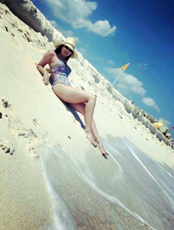 समंदर किनारे सनी लियोनी की छुट्टियां, PHOTOS से उठा तूफान