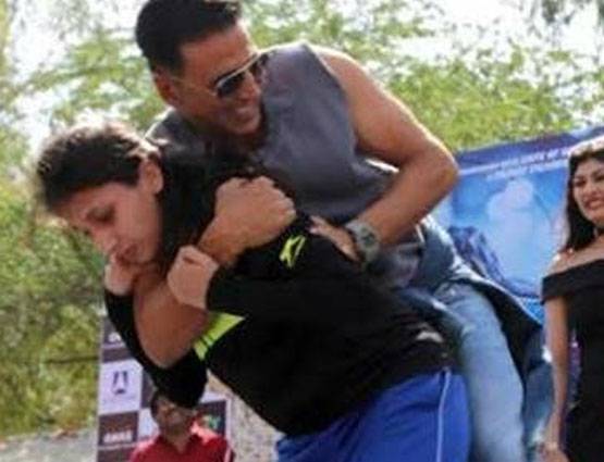 PHOTOS में देखें अक्षय कुमार को गले लगाकर कैसे रोई उनकी फैन