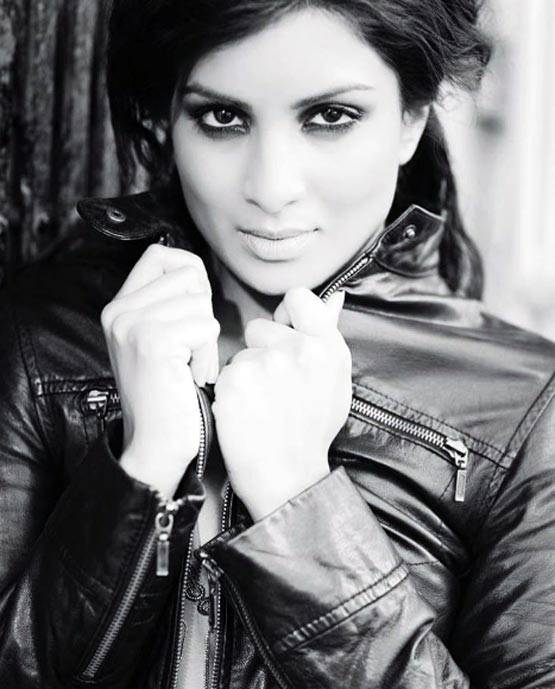 'बेशरम' शारदा अब बेगम जान, PHOTOS में देखें बिकिनी शूट